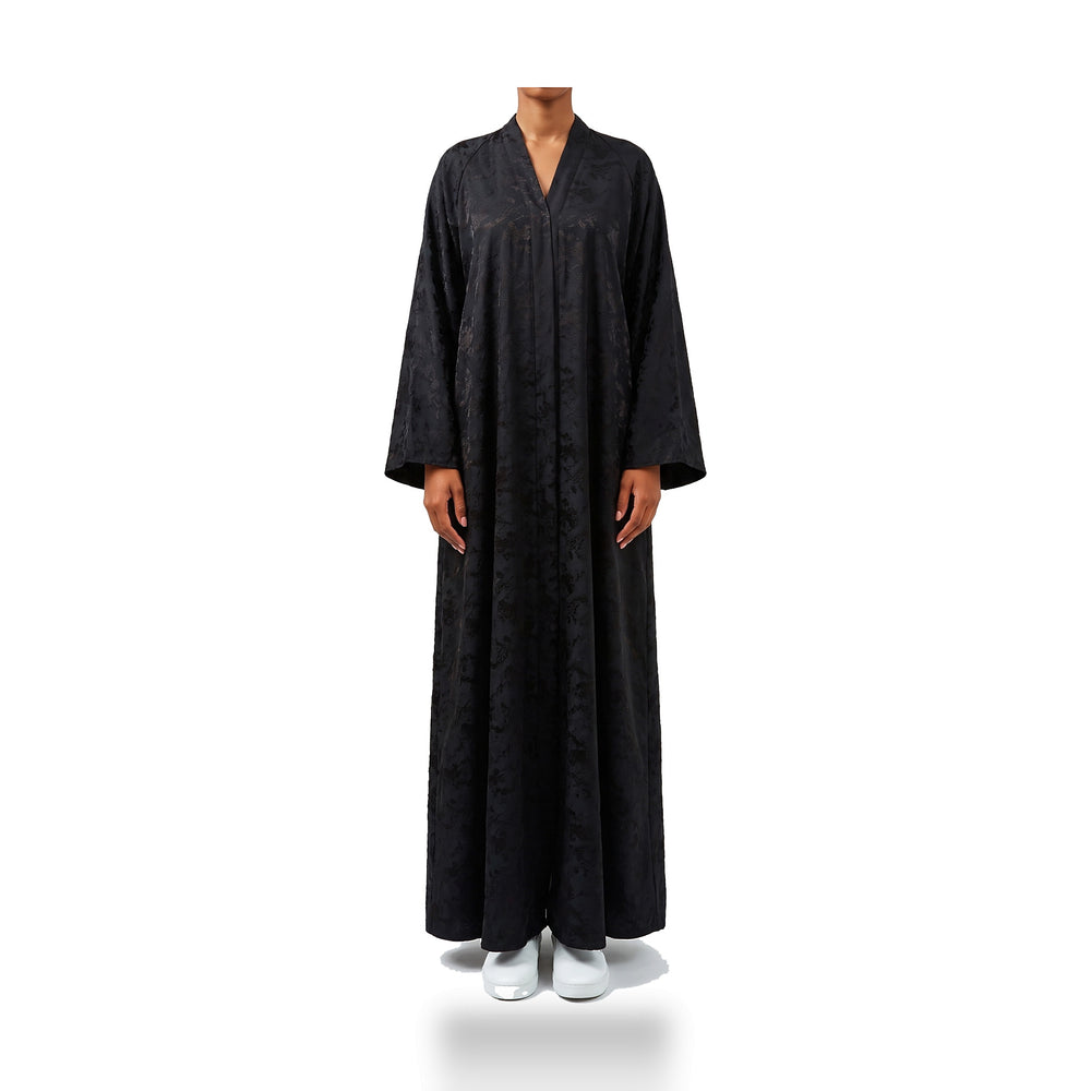 عباءة سوداء بنقشة زهرية لامعة وأكمام راجلان — صورة مُعدّة بالذكاء الاصطناعي