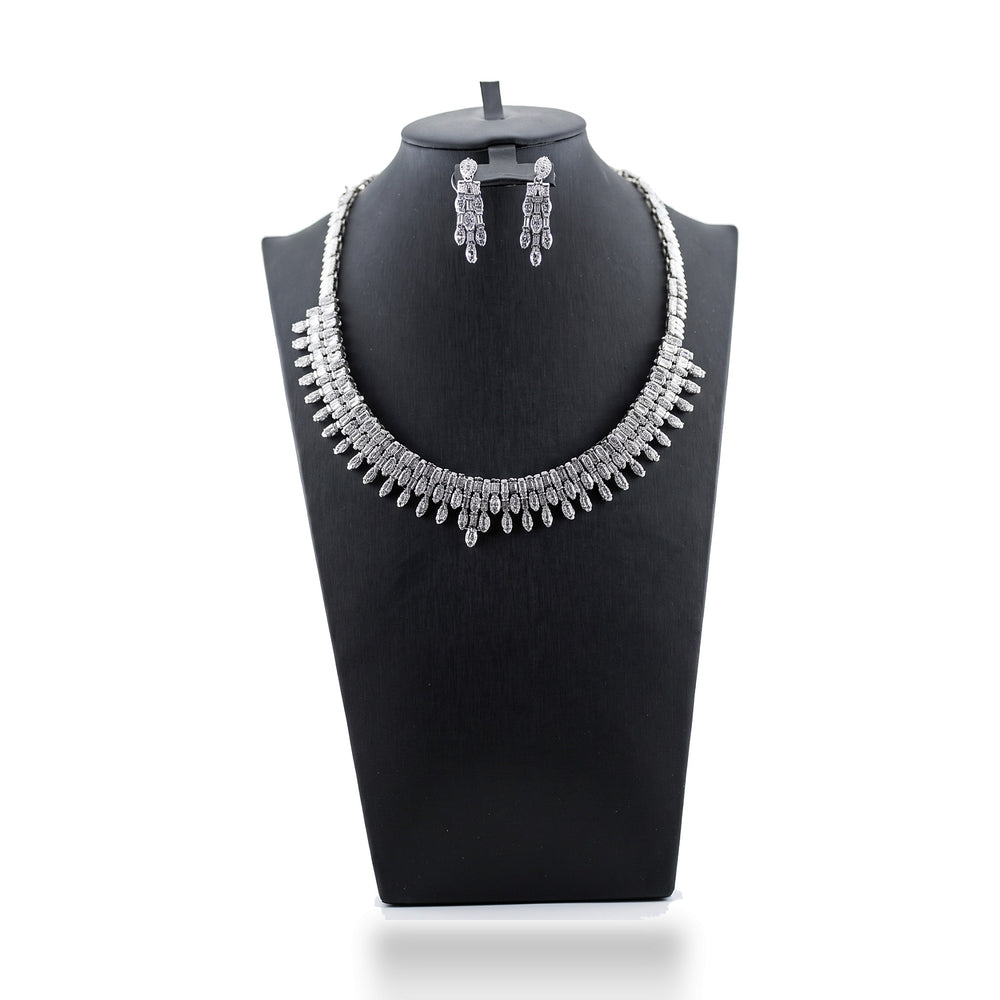طقم فضي بأحجار لامعة: عقد كولييه وأقراط متدلية — صورة مُعدّة بالذكاء الاصطناعي